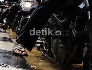 Cara Aman Motor Terobos Banjir