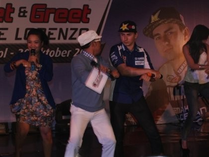 Lorenzo Joget Gangnam Style di Depan Fans