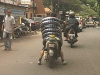 Mungkin karena malas bolak-balik, jadi dipaksa sekali jalan membawa bannya begitu banyak. (Foto Onie).