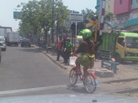 Helm motor yang senada dengan pakaiannya. Ibu itu tidak mempedulikan masyarakat yang melihatnya. (Foto Nadia N)