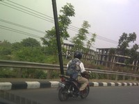 Semua pengguna jalan yang berada di sekitarnya menghindar. Ini berarti tidak perlu pakai sirene kalau ingin perjalanan anda lancar. (Foto Yunorina).