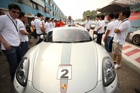 Peserta kursus mengemudi Porsche. Acara dua hari ini menawarkan level kursus Precision dan kursus Precision Plus. Tidak kurang dari tiga puluh peserta setiap harinya mengikuti sekolah berkendara ini. (dok Porsche)