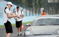 Instruktur Porsche yang tersertifikasi , Jeff Bee sedang memberikan instruksi di Porsche Sport Driving School Indonesia 2012. (dok Porsche)