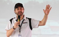 Steve Pizzati, kepala instruktur di Porsche Sport Driving School Indonesia 2012. Porsche Sport Driving School (PSDS) ini tidak hanya untuk pemula atau veteran semata, tetapi juga diselenggarakan bagi siapapun yang mencintai performa berkendara dan ingin untuk mempelajari sesuatu yang menyenangkan. (dok Porsche)
