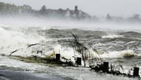 Ombak besar menerjang wilayah pantai di Southampton, New York. Reuters/Lucas Jackson.