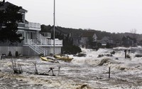 Topan Sandy memicu banjir di wilayah Southampton, New York. Reuters/Lucas Jackson.