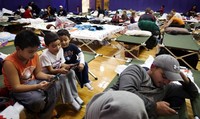 Sejumlah warga dievakuasi ke tempat penampungan di Hampton Bays, New York. Reuters/Lucas Jackson.