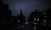 Akibat adanya pemadaman listrik, sebagian besar wilayah Manhattan, New York, Amerika Serikat, gelap gulita. Allison Joyce/Getty Images.