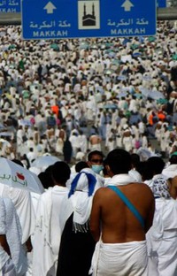 Cara lain yang cukup efektif agar tidak terpisah jauh dari rombongan adalah selalu bergandengan dan mengenali ciri khusus dari teman di depannya. Seperti selempang tas berwarna biru menyala itu.