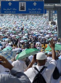 Apa saja bentuk penanda yang dipilih, usahakan mudah dilihat. Sehingga tidak perlu repot-repot menghubungi teman-teman rombongan yang kecil peluangnya dapat mendengar deringan telepon seluler di tengah hiruk pikuk demikian.