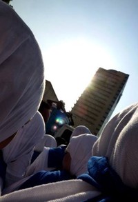 Ada pula yang cukup menambahkan syal.