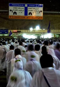 Sedangkan rombongan dari Malaysia ini memilih menyematkan pita warna hijau menyala untuk melengkapi benderanya.