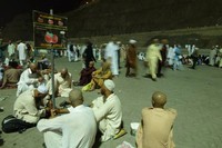 Sebenarnya penanda dapat berupa apa saja asalkan dipahami oleh anggota rombongan bersangkuta. Seperti karton bekas kemasan buah yang digunakan sekelompok jemaah pria dari Pakistan ini.