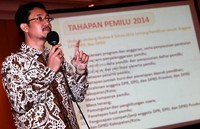 Ketua Divisi Teknis KPU, Ferry Kurnia Rizkiansyah memberikan penjelasan seputar pelaksaan Pemilu dalam diskusi bertajuk Orientasi Pers KPU dan Media Massa di Hotel Redtop, Jakarta.