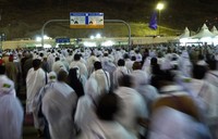 Serombongan jemaah haji kuota resmi berderap menuju tempat pelemparan jumaraat yang berjarak 2 kilometer dari maktabnya. Pelaksanaan ritual tersebut dilakukan bergantian untuk menghindari penumpukan massa.