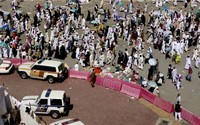 Selama musim haji, Arab Saudi menerapkan status Siaga 1 untuk kawasan Arafah, Mekkah dan Mina. Tapi kemampuan polisi dan militer Arab Saudi diterjunkan ke lokasi dalam berbahasa Inggris sangat minim sehingga informasi yang berulangkali diteriakkannya hanya dipahami jemaah dari negara-negara Arabic.