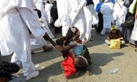 Kedatangan jutaan jamaah haji, juga menarik perhatian para pengemis yang umumnya datang dari Nigeria. Data resmi imigrasi Arab Saudi menyatakan sedikitnya seribu orang wanita calon haji tanpa suami asal Nigeria masuk ke kota Makkah.