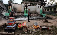 Sebelumnya pada Senin (29/10), sejak pukul 10.00 WIB, ribuan warga di sekitar kawasan Kalianda menyerbu Desa Balinuraga, desa yang terletak 30 menit dari Pelabuhan Bakauheni.