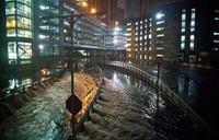 Jalan-jalan di kota New York sebagian besar tergenang air.  reuters/gary dia