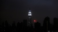 Lampu-lampu gedung perkantoran yang biasanya menghiasi kota New York nampak mati total, aktivitas warga terpaksa diliburkan. reuters/gary dia