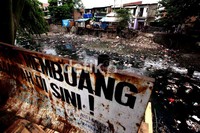 Meski ada papan larangan buang sampah sembarangan, namun warga tetap membuang sampah di Kali Cipinang Muara, Kelurahan Klender, Jakarta Timur.