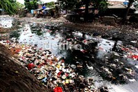 Sampah-sampah rumah tangga tersebut menimbulkan bau tidak sedap.