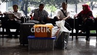 Sekitar 15 orang perwira polisi itu datang membawa 6 kontainer plastik dan dua koper besar serta satu CPU. Mereka memang mengenakan baju sipil namun kepada resepsionis dari KPK mereka memperkanalkan diri dari Bareskrim Polri. Ramses/detikcom.