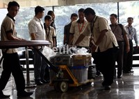 Pegawai KPK membawa masuk barang-barang bukti kasus simulator. Ramses/detikcom.