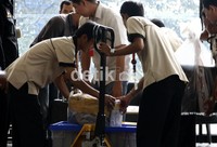 Pegawai KPK memindahkan berkas simulator untuk dibawa kedalam gedung KPK. Ramses/detikcom.