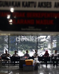 Berkas yang dibawa ke KPk berupa 2 tas koper, 6 CPU,  dan 6 box plastik. Ramses/detikcom.