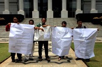 Beberapa aktivis Indonesia Corruption Watch (ICW) membentangkan surat raksasa di depan gedung Mahkamah Konstitusi (MK), Jakarta.