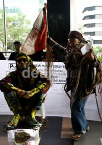 Dua orang demonstran menggelar aksi teatrikal di depan gedung KPK, Jakarta. (Ramses/detikcom).