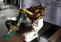 Aksi teatrikal tersebut untuk mendukung KPK menangkap para koruptor. (Ramses/detikcom).