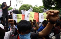 Mereka berorasi dan membawa sejumlah poster. (Rara)