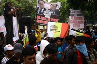 Mereka menuntut Ketua Dewan Kehormatan Penyelenggara Pemilu (DKPP), Jimly Asshidique untuk mundur dari jabatannya. (Rara)