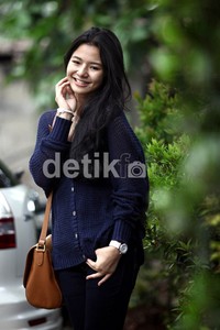 Bintang film Negeri 5 Menara itu tampak cantik secara natural.