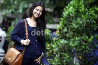 Ia tampak manis dengan gayanya yang casual.