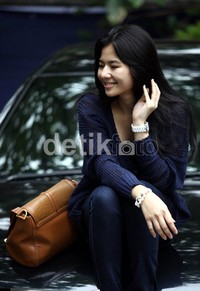 Tak ada kesan jutek atau meyebalkan seperti yang ditunjukkan sosok Gladys yang ia perankan secara antagonis di serial favorit remaja tersebut.