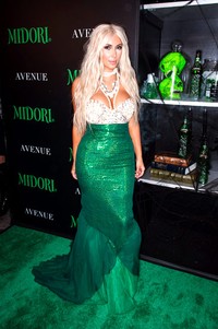 Dengan atasan bermotif kerang dan rok hijau panjang menyapu lantai serta akesoris kalung mutiara, membuatnya semakin terlihat seperti putri duyung. Dave Kotinsky/Getty Images.