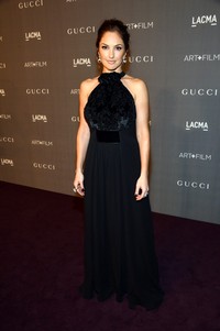 Ia terlihat sangat menawan dengan balutan gaun hitam Gucci-nya. Frazer Harrison/Getty Images for LACMA.