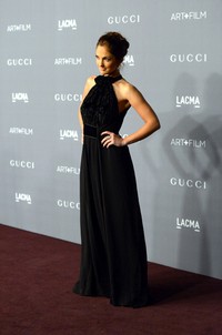 Dibalut gaun hitam yang simple, Minka tampak elegan dan mempesona. Frazer Harrison/Getty Images for LACMA.