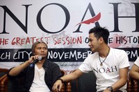 Pada konsernya kali ini, penonton diajak turut serta mengenakan dress code berwarna merah putih untuk memeriahkan acara tersebut.