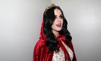 Katy Perry berkostum vampire lengkap dengan soft lens merah dan gigi taringnya. (dok. thecobrasnake)