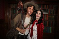 Tak sendiri, John Mayer juga tampil berkostum ala hunter. (dok. thecobrasnake)