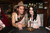 Mereka seperti di dunia mereka sendiri. Hanya Katy dan John. Bahkan Katy jarang ngobrol dengan teman-temannya. Ia menyapa teman-temannya, tapi setelah itu langsung kembali pada John, ujar sumber tersebut. (dok. thecobrasnake)