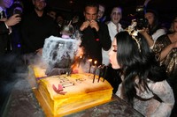 Katy meniup kue ulang tahunnya. (dok. thecobrasnake)