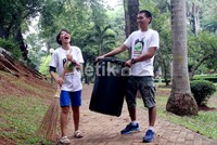 Rayi dan Dila tampak semangat membersihkan taman. (Gusmun/detikHot).