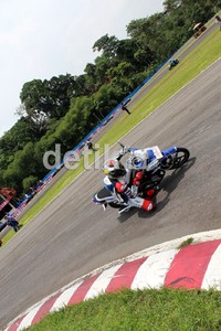 Di Sentul, Jorge menunjukan kebolehan dengan menunggangi Yamaha Jupiter Z1 warna biru putih.