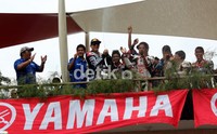 Setelah fun ride, sang pebalap langsung merayakan selebrasi di atas podium dengan para pebalap Yamaha Riding Academy (YRA).