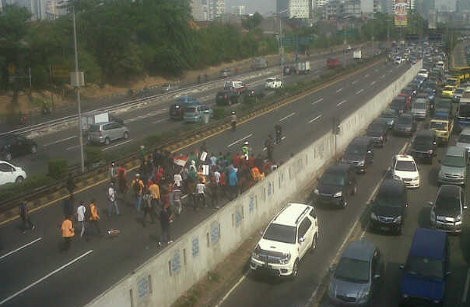 Puluhan Demonstran Masuk ke Jalan Tol di Depan DPR, Lalin Macet